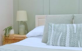 Stunning Modern Apartment Sleeps 4 - 6 Min Walk From Golden Beaches-Free Parking