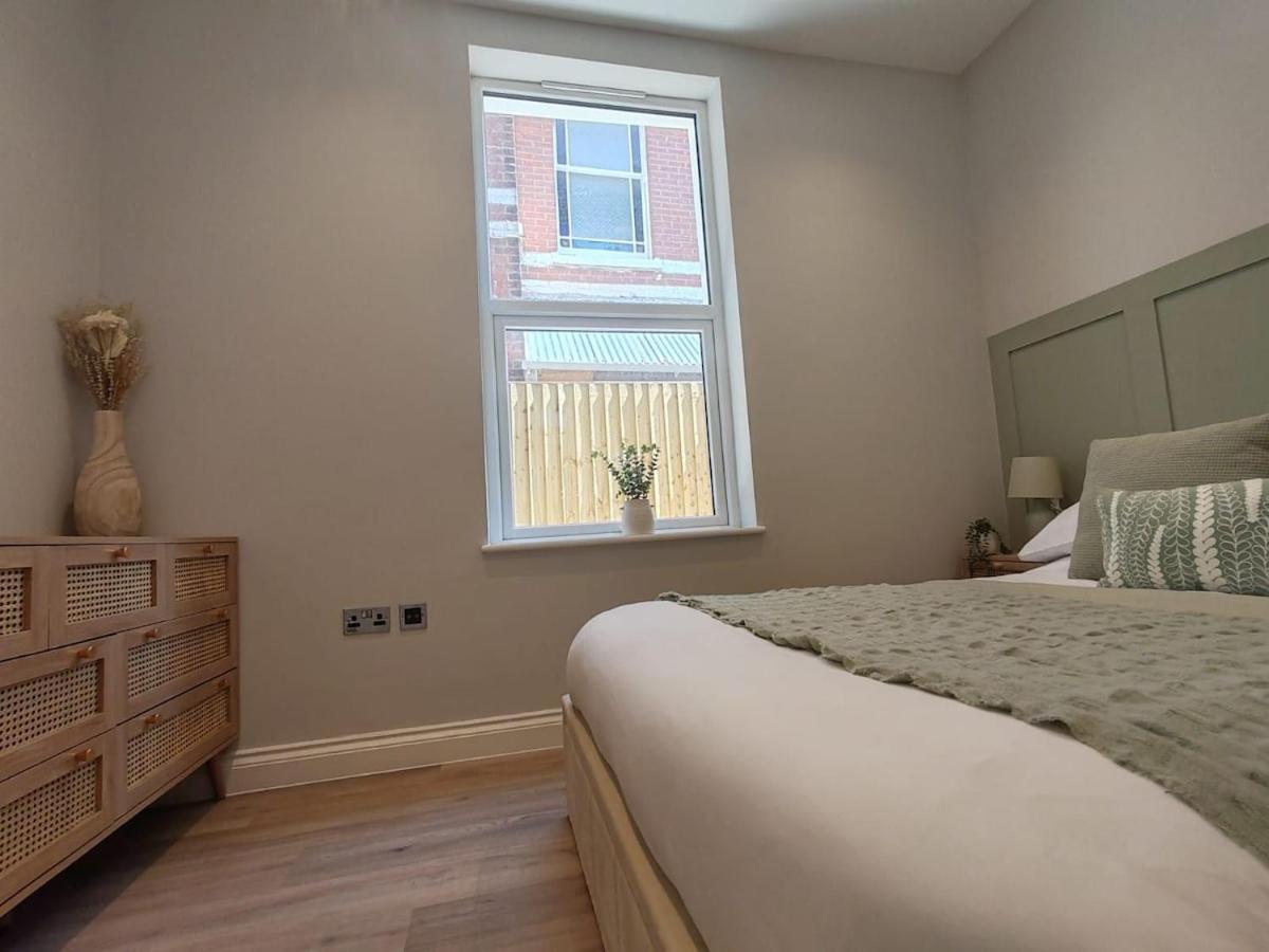 Stunning Modern Apartment Sleeps 4 - 6 Min Walk From Golden Beaches-Free Parking Bournemouth Exterior photo